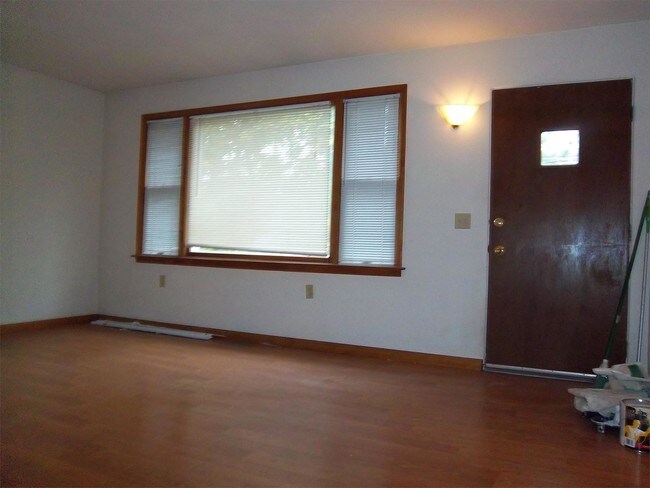 Building Photo - 124 Oak Dr
