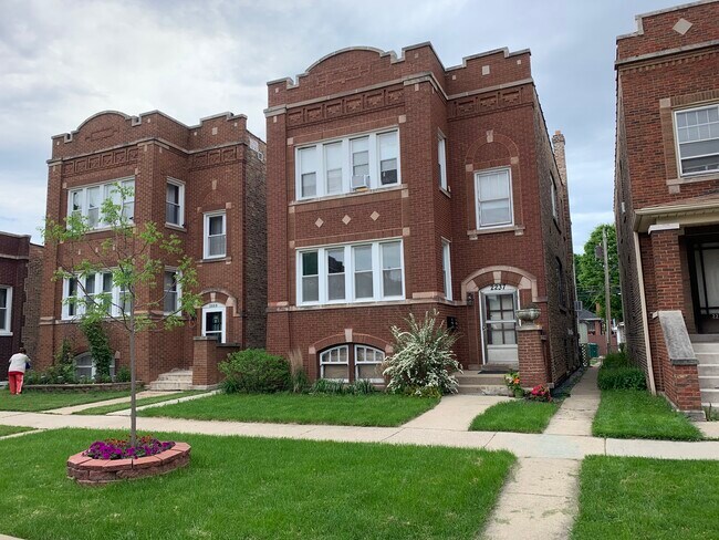 Photo - 2237 Scoville Ave Apartments