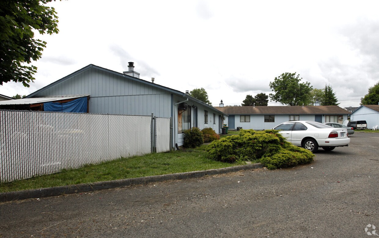 Foto del edificio - 1691-1717 NE 230th Ct
