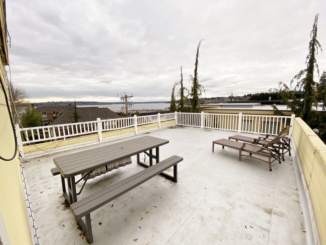 Huge rooftop deck overlooks Lk Washington - 714 1st St S