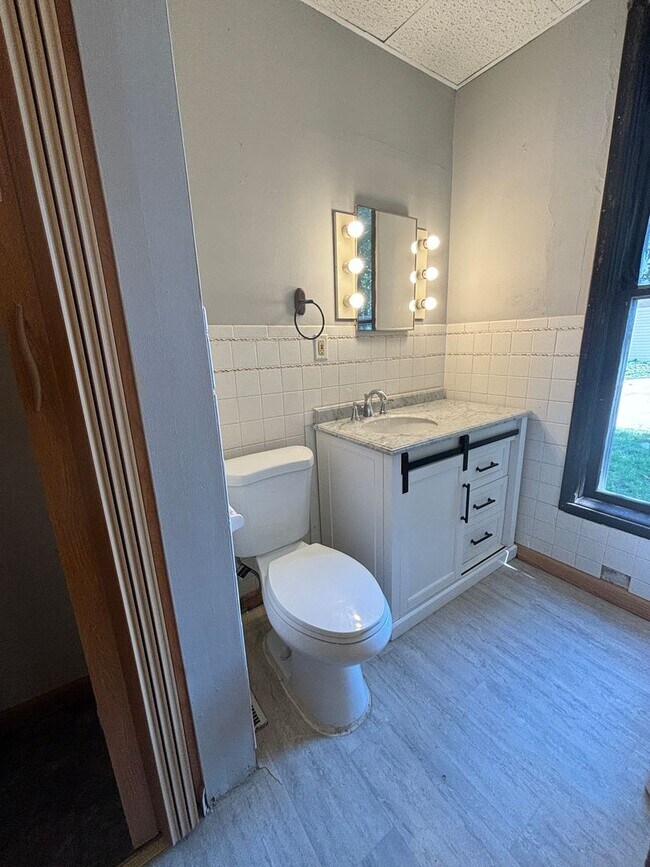 Foto del edificio - 2bd 1ba duplex available for rent!