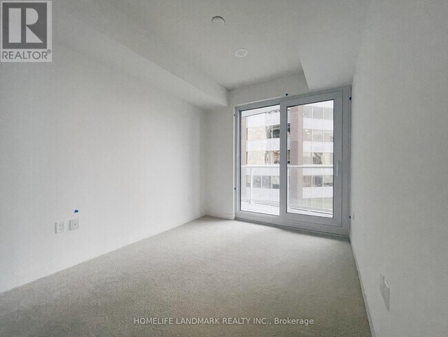Photo du bâtiment - 230-2230 Simcoe St