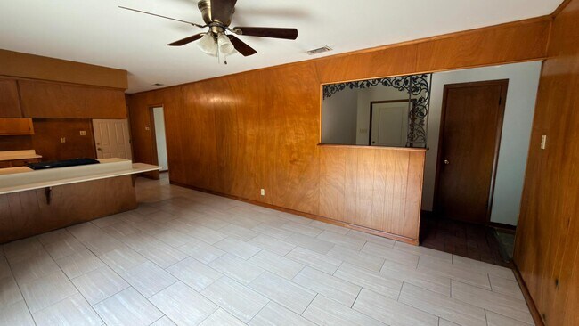 Foto del edificio - 1254 Lake Cir Dr W