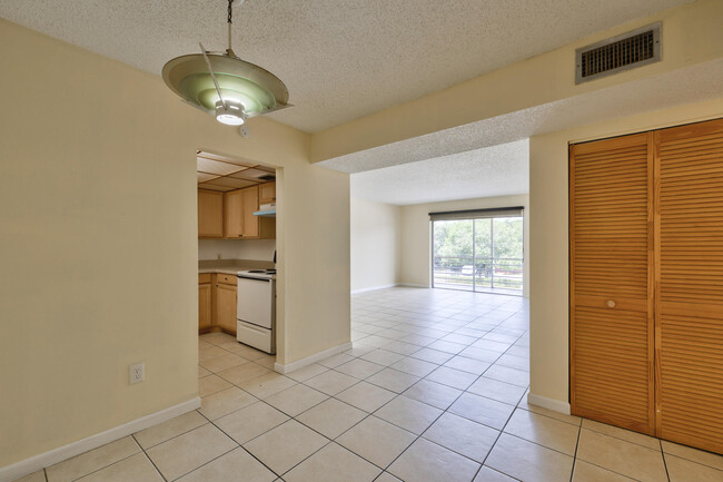 Foto del edificio - 4848 NW 24th Ct