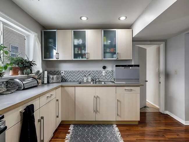 Building Photo - 1009 NE Lowry Ave