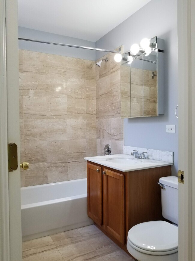 Baño - 4900 N Lawndale Avenue