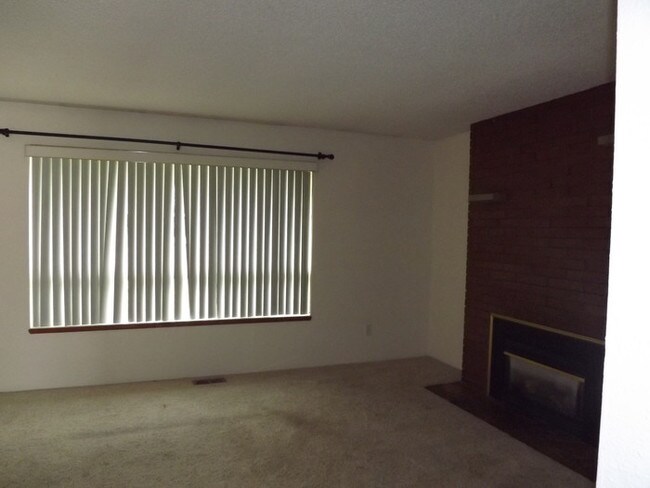Building Photo - Spacious 2 bedroom Duplex!!!