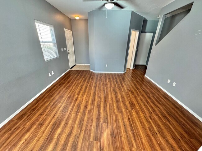 Foto del edificio - BRIGHT 2-BEDROOM CONDO IN SOUTHWEST LAS VEGAS CONDO