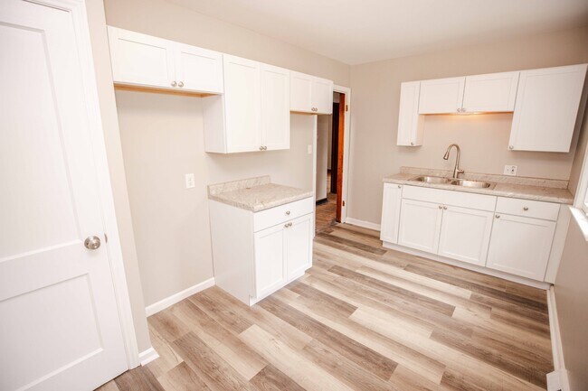 Building Photo - 3428 Beaumont Dr