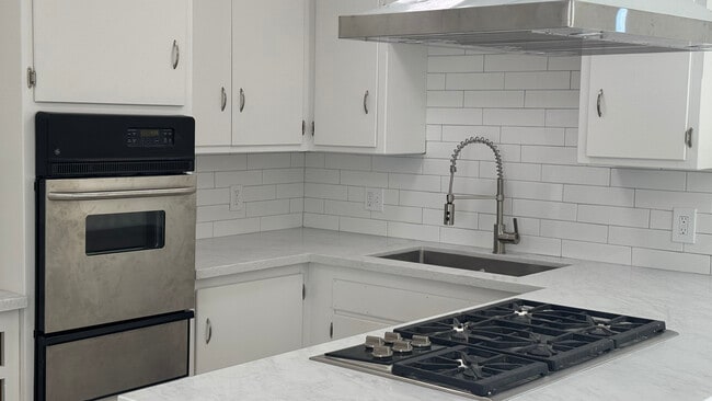 Kitchen - 716 Glenway Dr