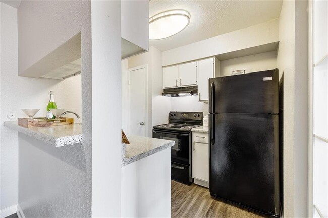 Foto del edificio - 8701 Town Park Dr