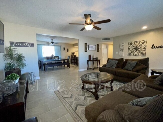 Foto del edificio - 3378 Katherine Dr