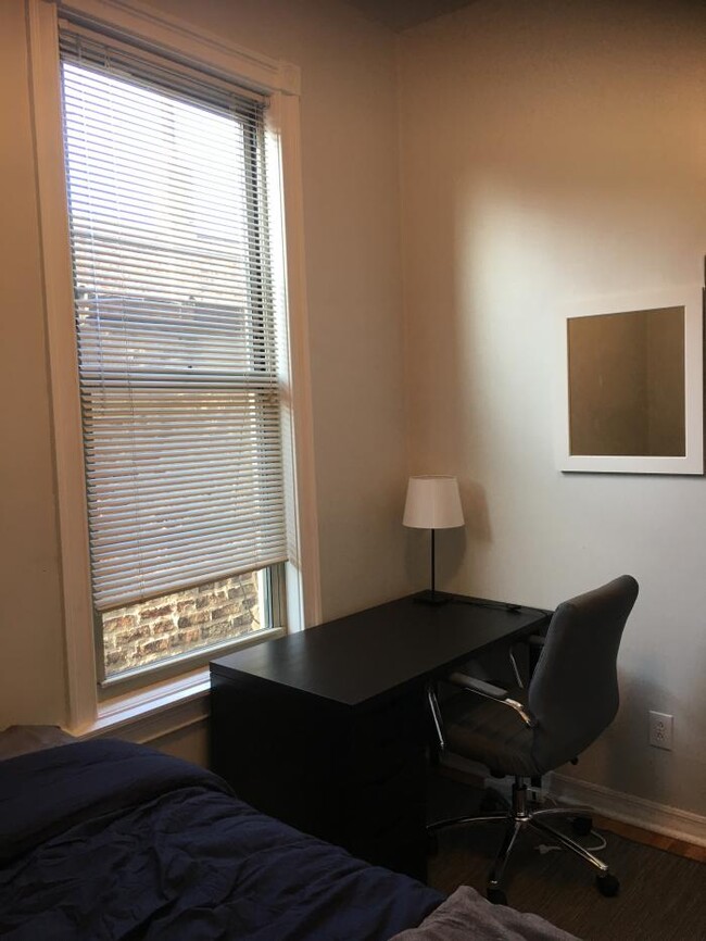 Building Photo - 4 bedroom in Chicago IL 60607