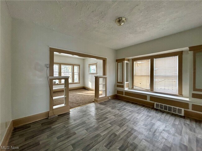 Building Photo - 9605 Lamontier Ave