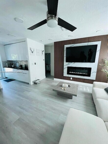 Building Photo - 872 NW 16th Terrace