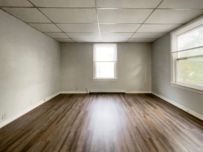 Building Photo - PRELEASING for AUGUST! Close to Campus