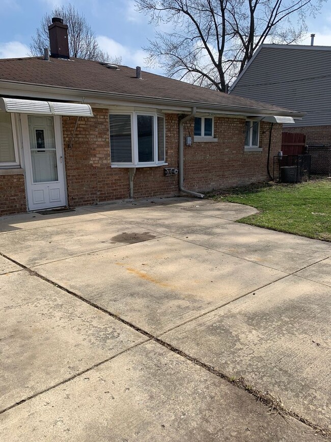 Building Photo - Two bedroom Ranch Style home in Lansing, I...