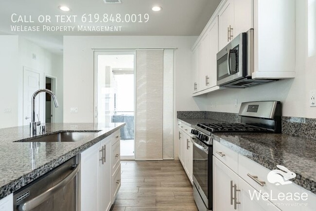 Building Photo - Spacious 3 bed & 2.5 bath with great views...