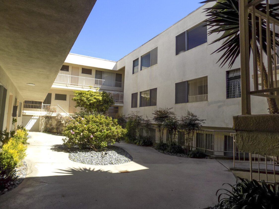 Building Photo - 505 Idaho Ave in Santa Monica - steps to M...