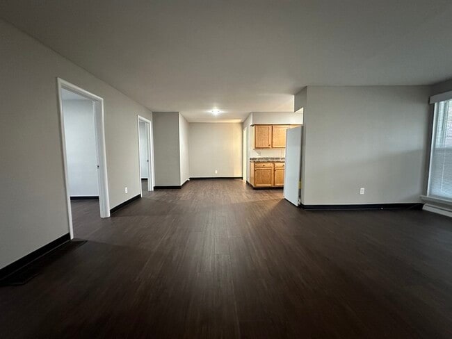Building Photo - Large, fully remodeled 3 bedroom apartment...