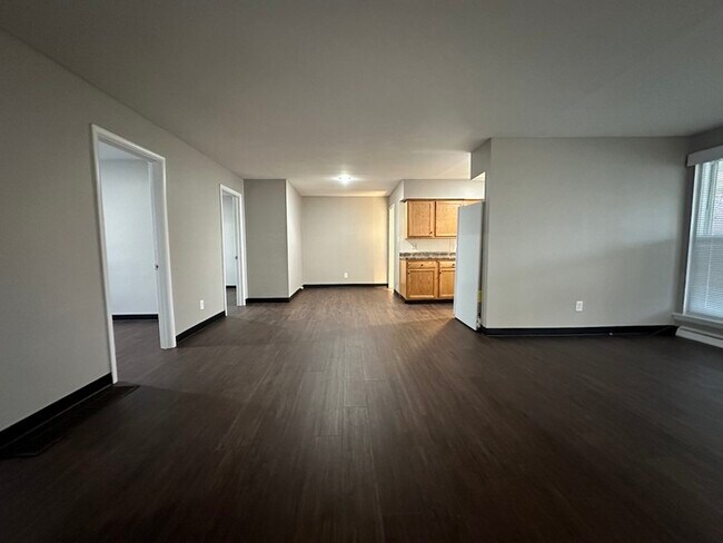 Foto del edificio - Large, fully remodeled 3 bedroom apartment...