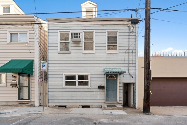 Building Photo - MOVE IN SPECIAL! SCORE HALF OFF 1ST MONTH'S RENT IF SIGNED BY NOV. 21! Beautiful 5 Bedroom home i...