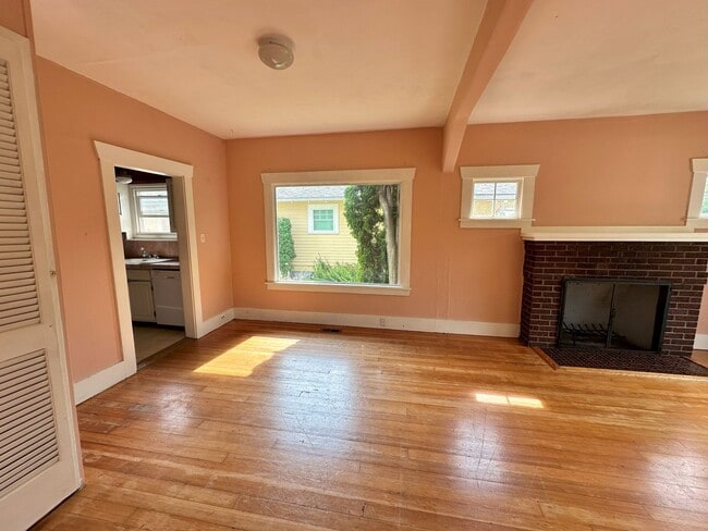 Building Photo - 2 bdrm/1 bath Lettered Streets cottage for...