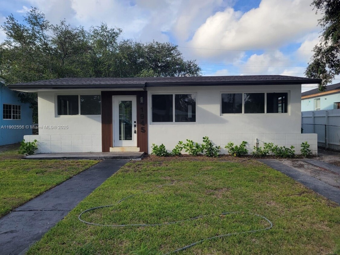 Foto principal - 1945 NW 154th St