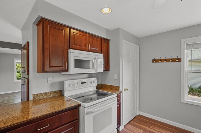 Building Photo - BEAUTIFUL 768 square foot single family ho...