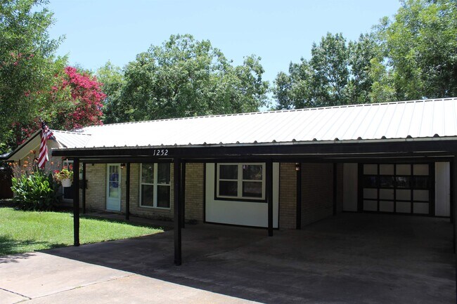 Building Photo - 1252 Live Oak Dr