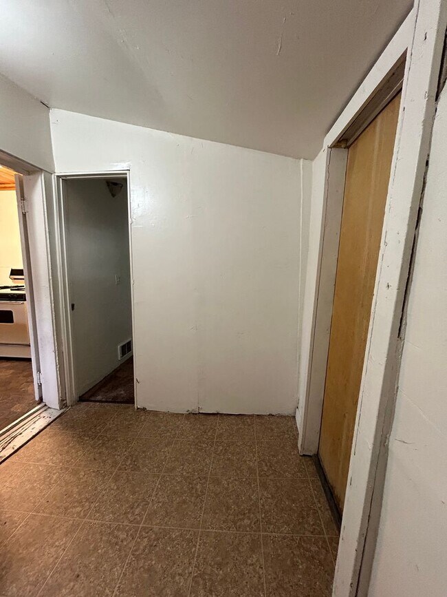 Building Photo - COZY 2 BEDROOM VINTAGE HOME