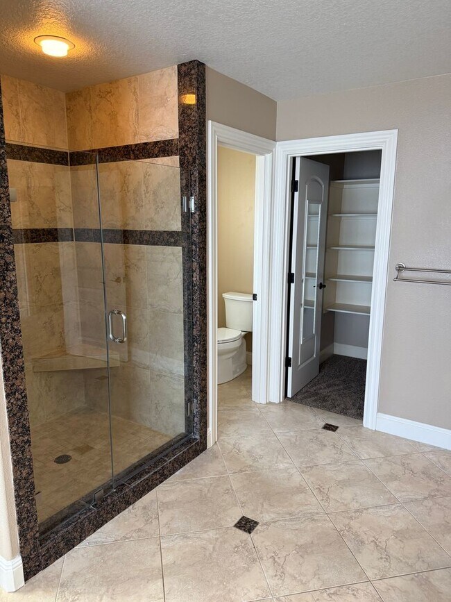 Foto del edificio - Goregous 5 Bedroom Home! Great Location! Vaulted Ceilings! Fenced Yard! 3- Car Garage & More!