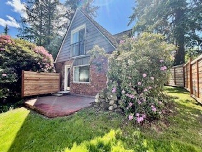 Building Photo - Classic Northwest Cottage With View of Lak...
