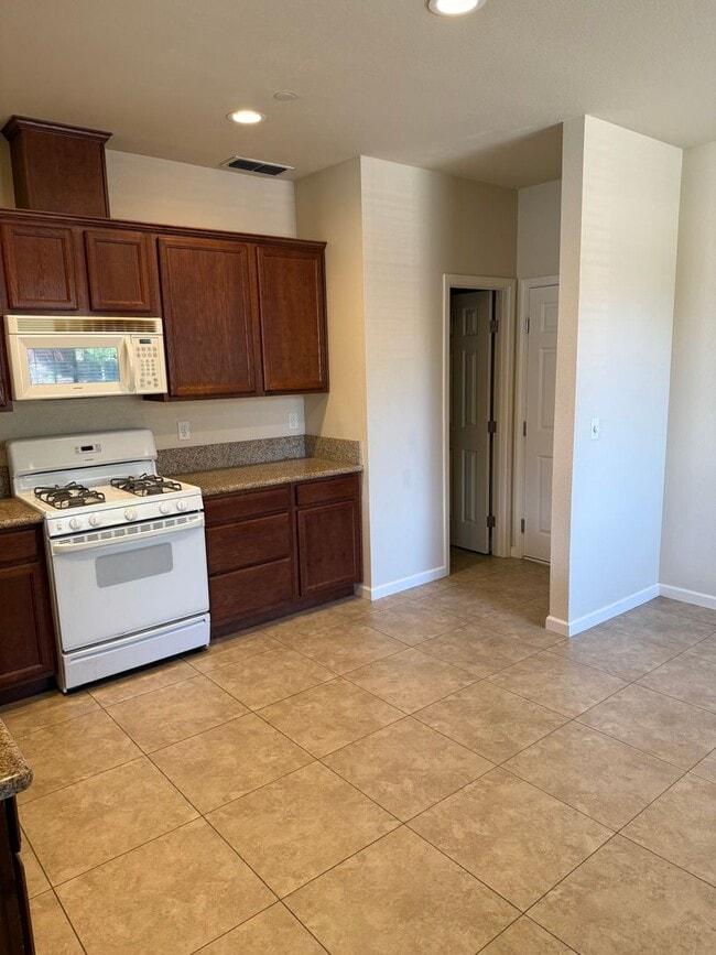 Building Photo - 3-bedroom, 2.5-bathroom townhouse located ...