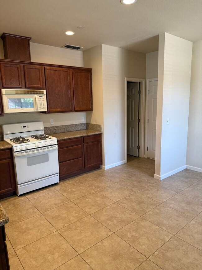 Foto del edificio - 3-bedroom, 2.5-bathroom townhouse located ...