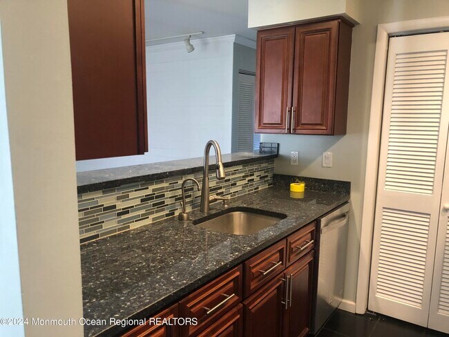 Foto del edificio - 1711 Waters Edge Dr