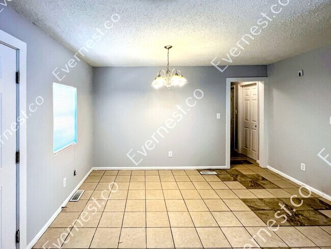 Foto del edificio - 8134 Douglas Ave
