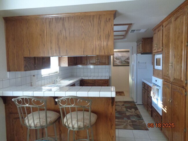 Foto del edificio - Custom Home in Quartz Hill on a Large Lot