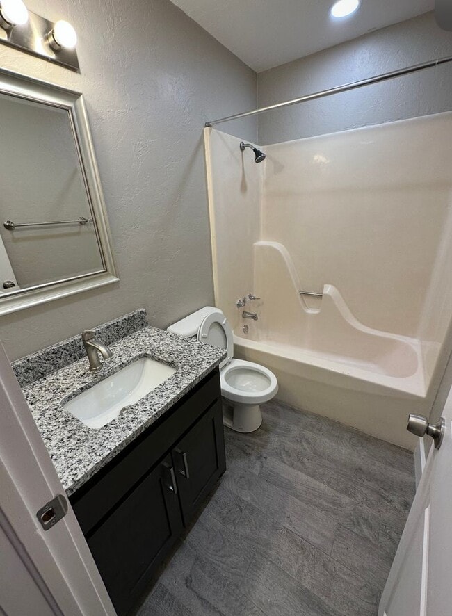 Building Photo - 3 Bedroom 2 Bath Single Family Home