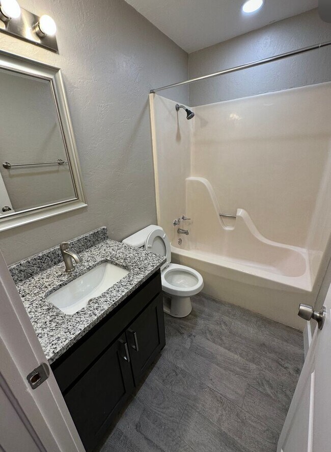 Foto del edificio - 4 Bedroom 2 Bath Single Family Home