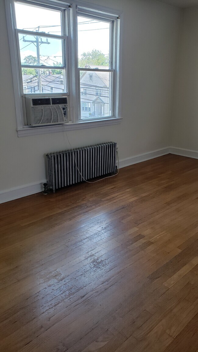 Living Room - 676 Courtland Ave