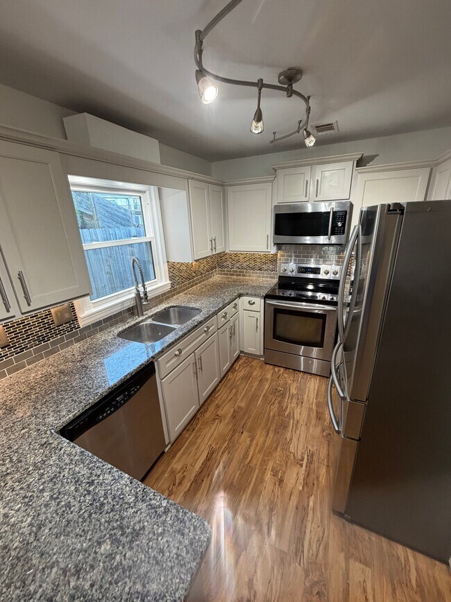 Foto del edificio - 3411 Cedarcrest Cir
