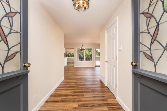 Building Photo - 1394 Manzanita Dr