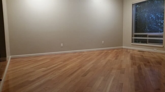 Photo - Cozy 4 beds with huge bonus room in Bellevue with private access to Phantom Lake House