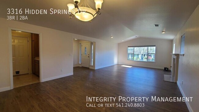 Foto del edificio - 3316 Hidden Springs Dr
