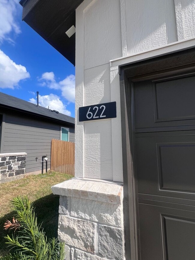 Building Photo - 622 Amber Fls Dr