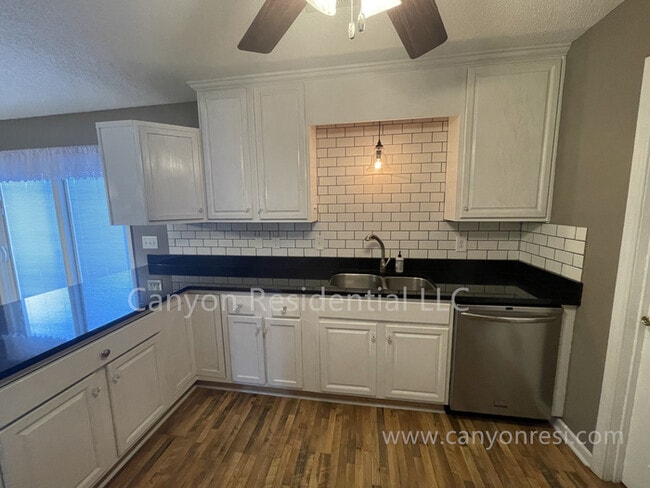Foto del edificio - Beautiful 3b Room!Move in ready!