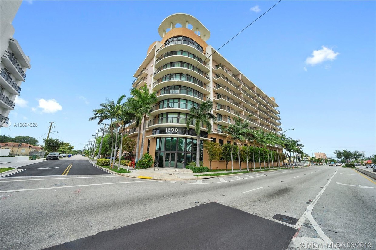 Foto principal - 1690 SW 27th Ave