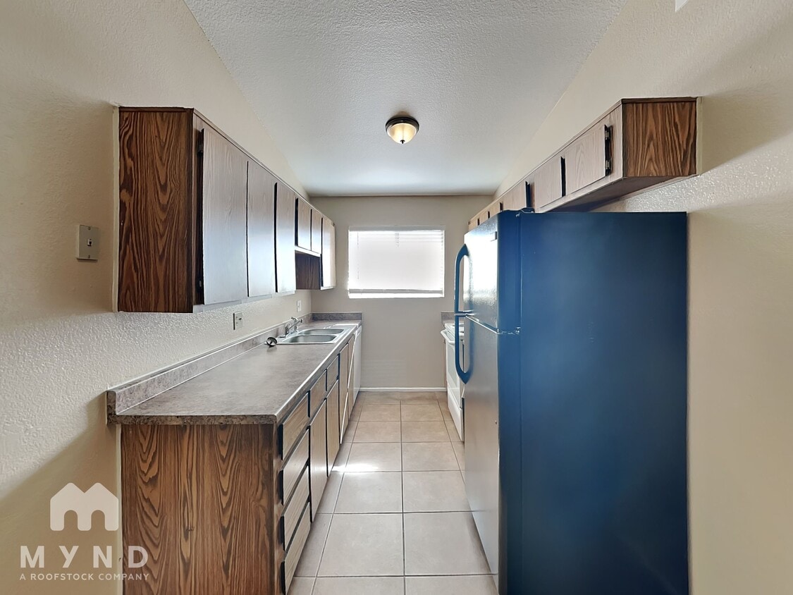 Primary Photo - 260 W 8th Ave