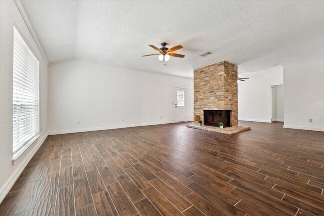 Foto del edificio - 3915 Flintrock Ln